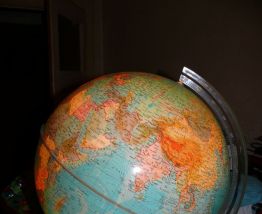  globe terrestre . Très grand. Diamètre : 40 cms