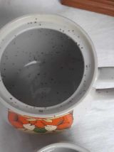 THÉIÈRE et TASSE en grès décor mamie, années 80