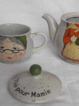THÉIÈRE et TASSE en grès décor mamie, années 80