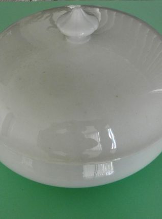Ancien légumier en porcelaine blanche