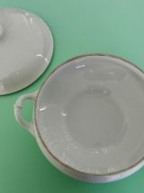 Ancien légumier en porcelaine blanche