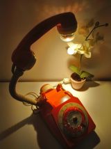 Lampe à poser recyclage téléphone vintage à cadran de 1982 