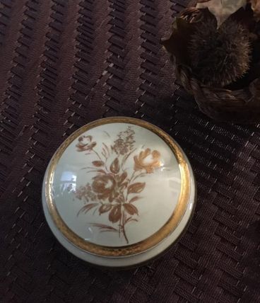 Bonbonnière en porcelaine de Limoges signée CID Limoges 