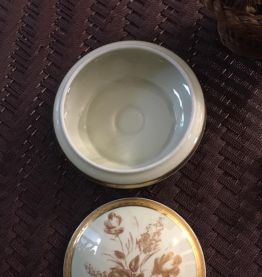 Bonbonnière en porcelaine de Limoges signée CID Limoges 