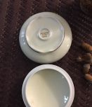 Bonbonnière en porcelaine de Limoges signée CID Limoges 