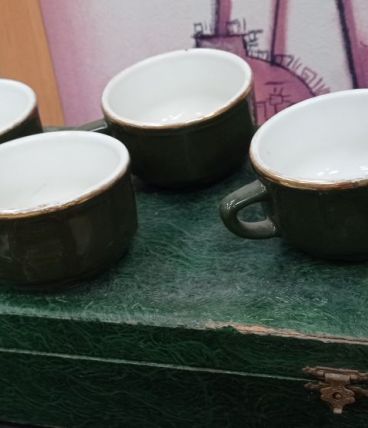 4 tasses bistrot vert empire liseré doré+5 sous tasses