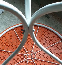 Table plastique orange