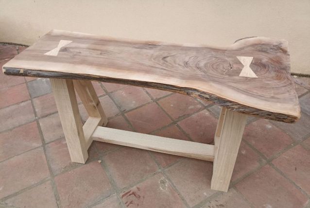 Banc en bois brut plateau de noyer a finir de vernis 