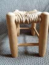 Banc paillé mobilier de poupée Barbie