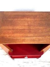 Chevet art déco en bois peint framboise 