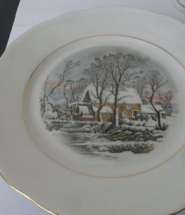 lot assiette et cloche de table Avon