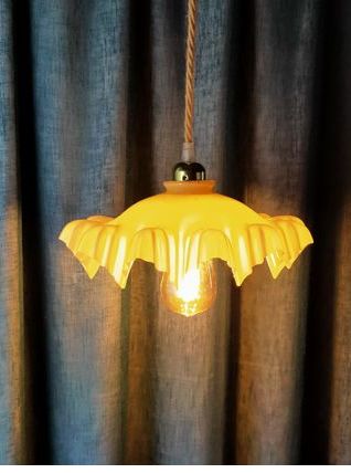 Suspension abat-jour en verre jaune drapé