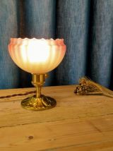 Lampe à poser abat-jour rose dentelé