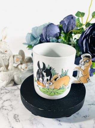 Tasse vintage en porcelaine avec lapin sur la anse.