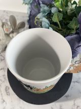 Tasse vintage en porcelaine avec lapin sur la anse.