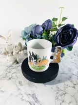 Tasse vintage en porcelaine avec lapin sur la anse.