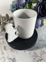 Tasse vintage en porcelaine avec lapin sur la anse.