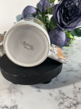 Tasse vintage en porcelaine avec lapin sur la anse.