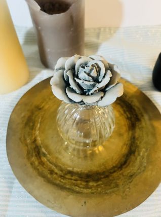Flacon en verre avec liseré en argent vintage et sa fleur en