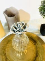 Flacon en verre avec liseré en argent vintage et sa fleur en