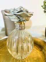 Flacon en verre avec liseré en argent vintage et sa fleur en