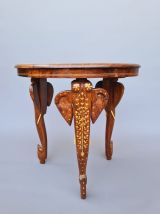 Une table basse anglo-indienne en bois dur et décorée de mar