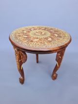 Une table basse anglo-indienne en bois dur et décorée de mar