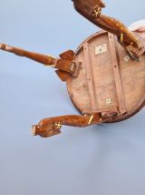 Une table basse anglo-indienne en bois dur et décorée de mar