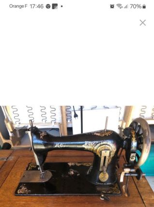  machine ancuenne à coudre dans son meuble