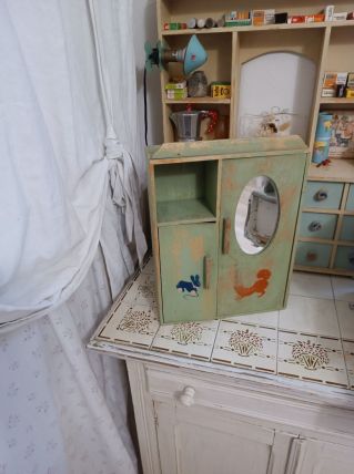 Armoire de poupée patinée vintage 