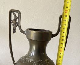 Vase antique avec gravures en laiton