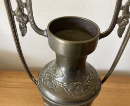 Vase antique avec gravures en laiton