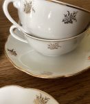 4 tasses et sous tasses porcelaine blanche et or