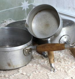 Casseroles Anciennes en Alu  pour décoration Campagne Shabby