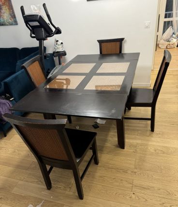 Table a manger en bois massif avec 4 chaises