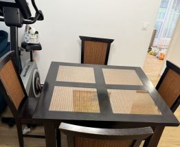 Table a manger en bois massif avec 4 chaises