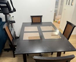Table a manger en bois massif avec 4 chaises
