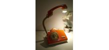 Téléphone vintage à cadran de 1977 recyclé en lampe à poser