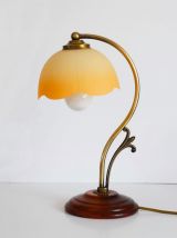 Lampe col de cygne bois et laiton, tulipe fleur en verre opa