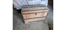Ancienne malle de rangement avec peinture
