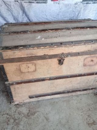 Ancienne malle de rangement avec peinture