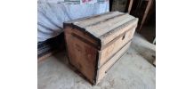 Ancienne malle de rangement avec peinture