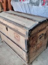 Ancienne malle de rangement avec peinture
