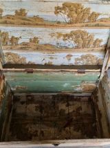 Ancienne malle de rangement avec peinture