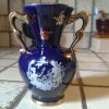 Vase amphore en porcelaine de Limoges décor Fragonard