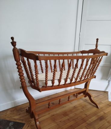 Berceau en bois avec son matelas et linge de lit 