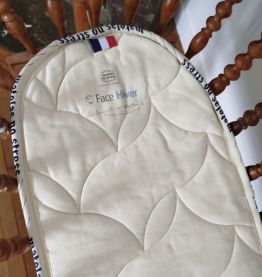 Berceau en bois avec son matelas et linge de lit 