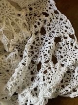Plaid au crochet blanc perlé .