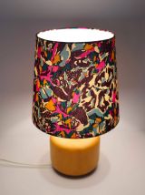 Lampe vintage pied en bois blond et abat-jour imprimé