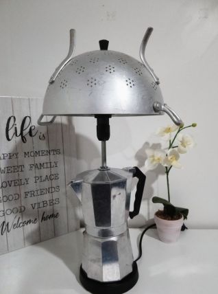 Cafetière italienne vintage recyclée en lampe à poser